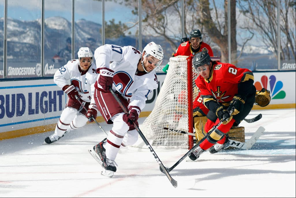 El duelo se llevó a cabo en el lago Tahoe, al aire libre y sin público. Ambos conjuntos son serios candidatos para levantar la Stanley Cup. “Es algo que tienes que ver para creer. Las fotos, por muy bonitas que sean, no representan lo que es de verdad. Es inspirador cuando sales y ves la montaña y el lago. Lo único que nos hace falta son los aficionados”, declaró DeBoer, entrenador de Vegas Golden Knights.
