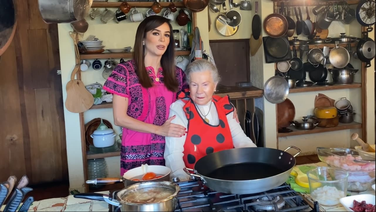 La cocina del rancho quedó al descubierto en el canal de YouTube de Biby Gaytán, quien en dicho rincón de su hogar ha preparado infinidad de recetas junto a su suegra.