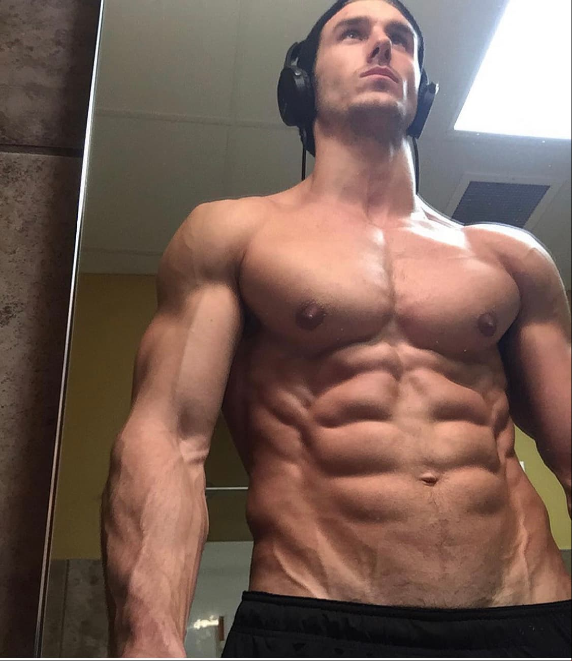 Precisamente, es en sus redes sociales; Instagram y YouTube, donde el joven ha dejado constancia de sus conocimientos en acondicionamiento físico, pues Lachowicz los aplica en su propio cuerpo.