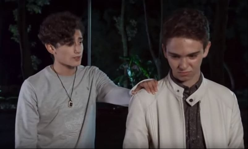 Después de varios intentos fallidos, 'Temo', por fin, se decide y le declara su amor a 'Aris', quien lo felicita por su valentía pero le dice que no puede corresponderle porque no es gay.
