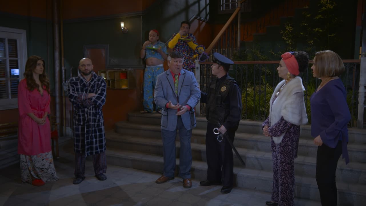 Luis se queja del ruido y al no ser escuchado llama a la patrulla, quien estuvo a punto de llevarse a Don Arturo.