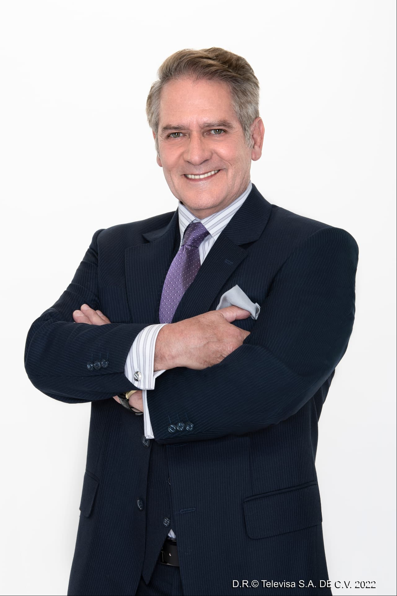 EUGENIO ZAMBRANO (Leonardo Daniel): Después de haber perdido a mi esposa, he quedado en una profunda soledad. La responsabilidad de ser padre me ha mantenido de pie y, es por ellos, por Karen y por Sebastián, que sigo adelante con una vida llena de culpas, pero con un amor incondicional hacia mis hijos.