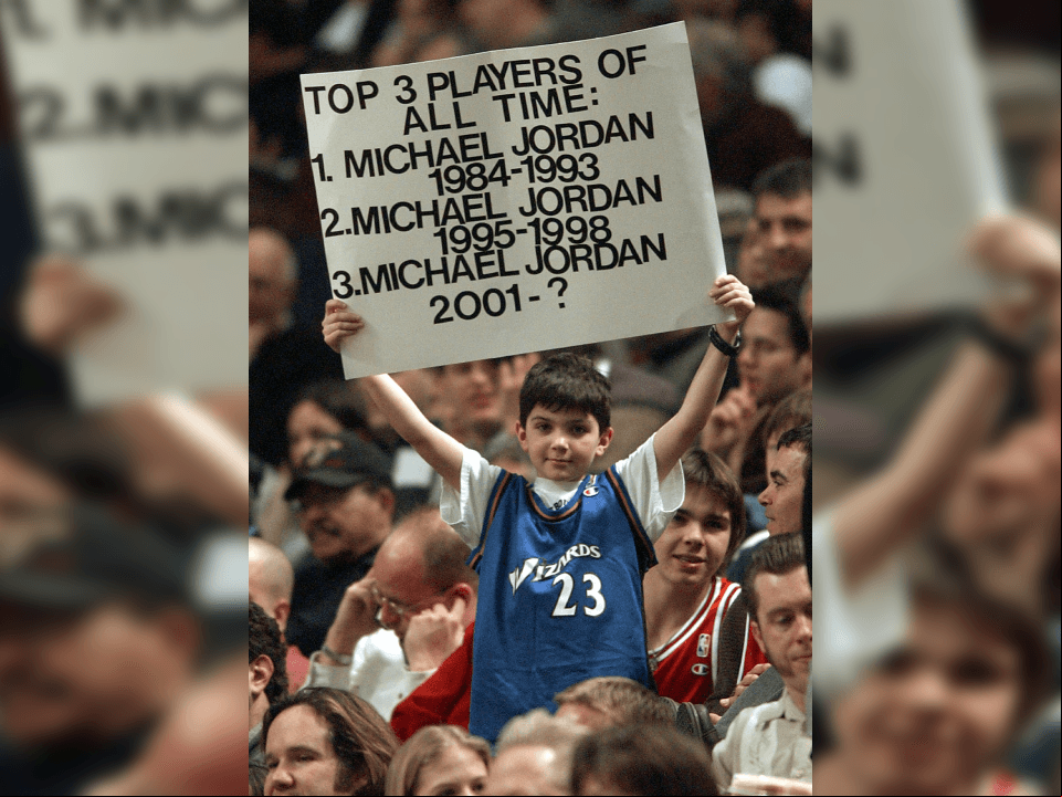 Michael fue llamado a la banca aún con un minuto por delante, sin embargo, la ovación era tan grande que tuvieron que esperar a que se tranquilizara el estadio para seguir con el partido.