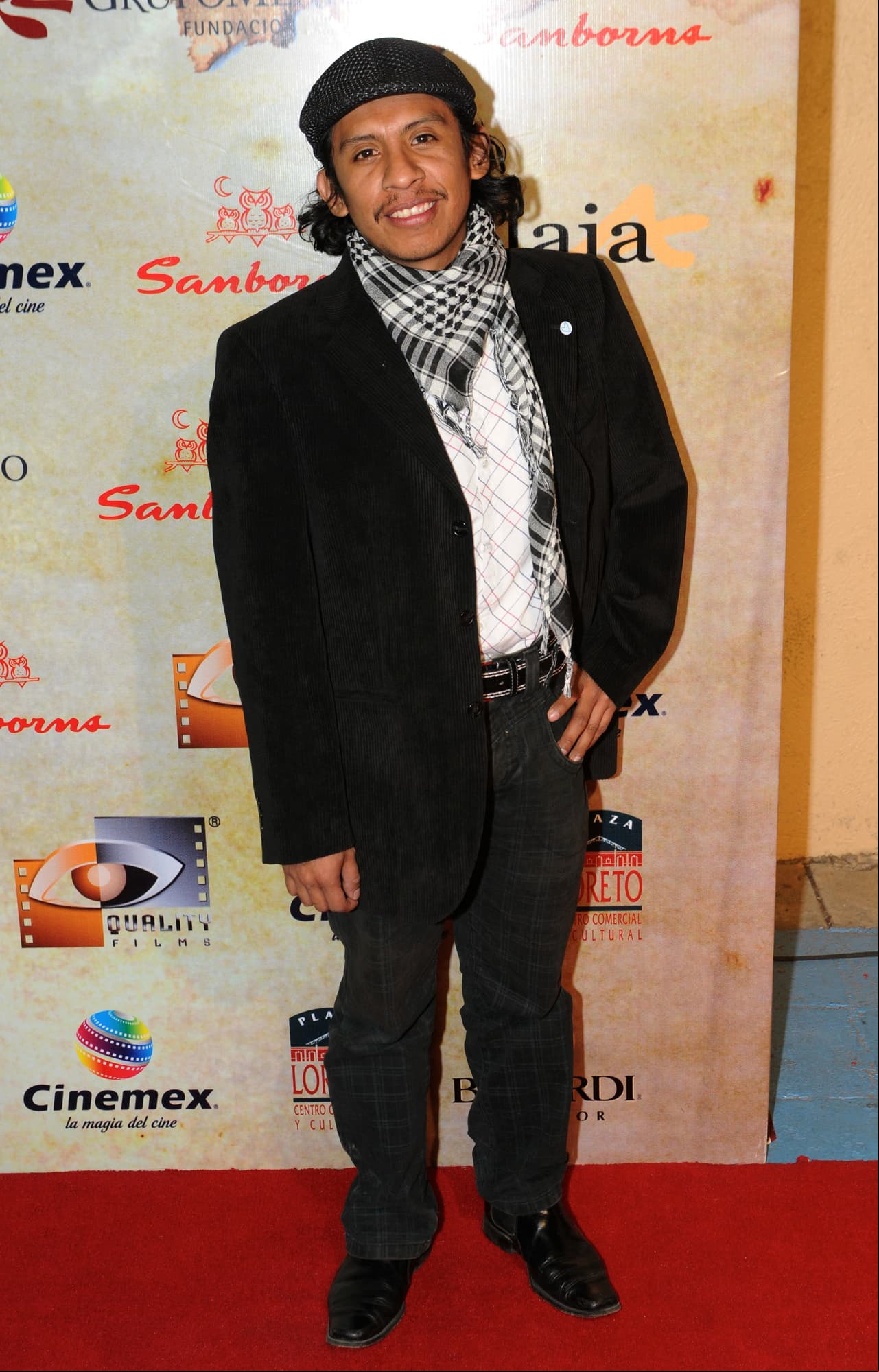 Además de este personaje en 2012, Castro fue conocido por diversas actuaciones en cine, teatro y televisión. "Así del precipicio"(2006) y "Bala mordida" en 2009 fueron algunos de los proyectos cinematográficos en los que participó.