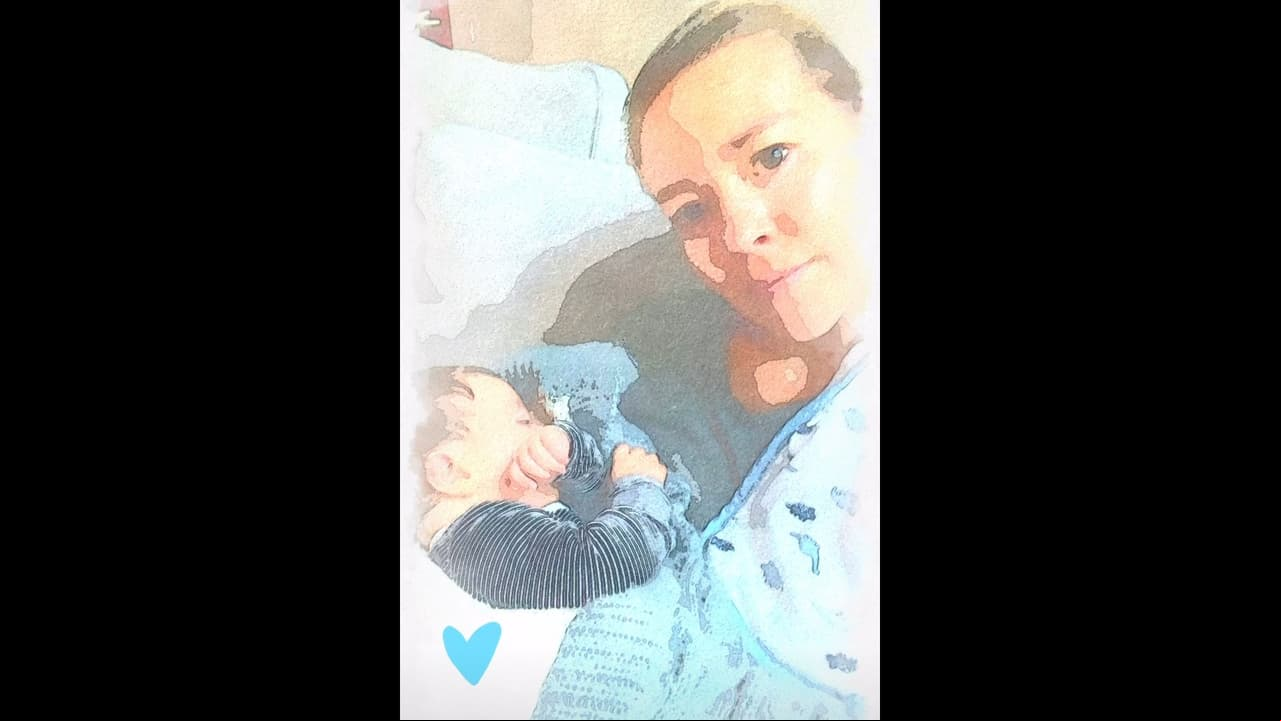 Fue a través de su cuenta oficial de Instagram que la estrella de cine y televisión compartió una serie de imágenes en las que destacó que en las últimas noches no ha podido dormir bien porque su primogénito se la vive despierto.