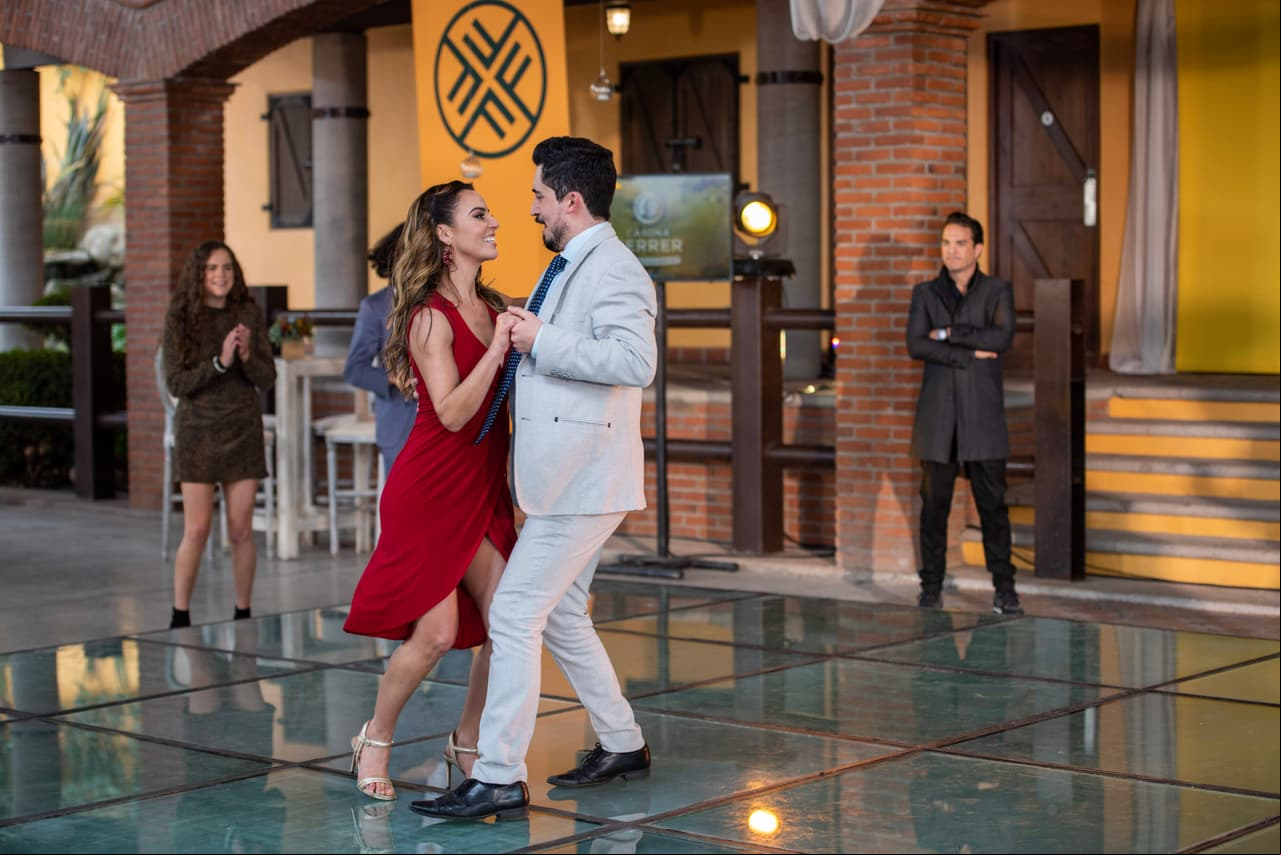 'Alexa' demuestra ante todos los buena que es en la pista de baile, aunque 'Joaquín' (Kuno Becker) no está muy feliz de ello.