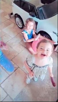 En una de las tantas historias que el piloto comparte, también se pudo ver el mini carro de lujo eléctrico con el que Emilia y Paula dan paseos.