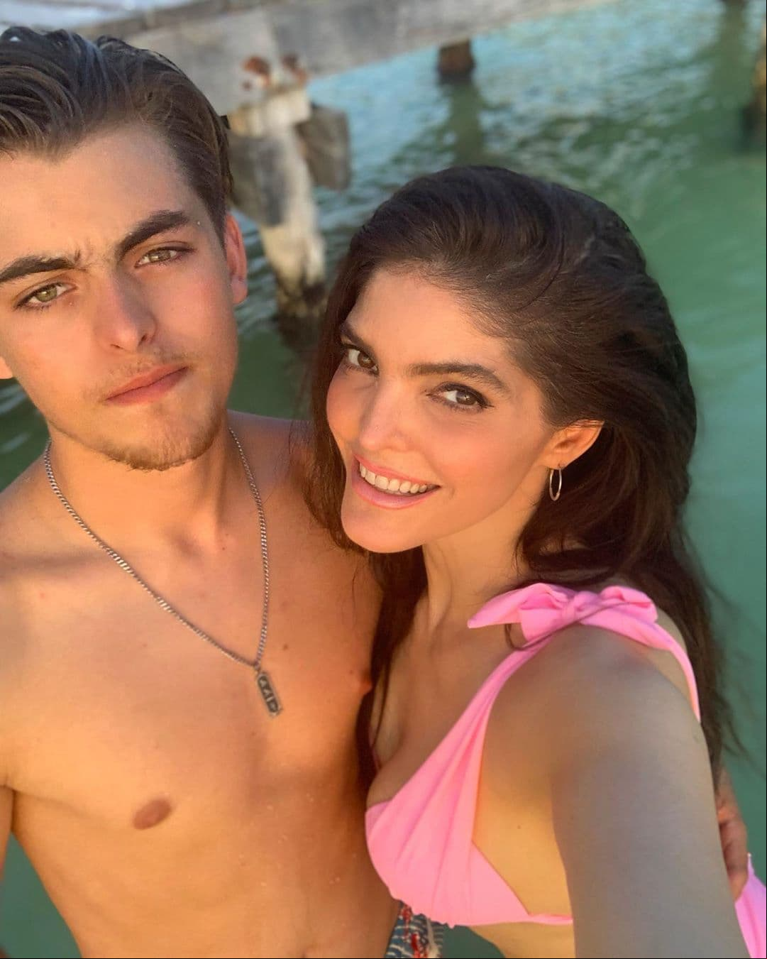 El joven, de 18 años, entró a la Universidad de Indiana y trata de mantenerse en o con su familia, por ello cada vez que está de vacaciones disfruta pasar tiempo con sus hermanos.