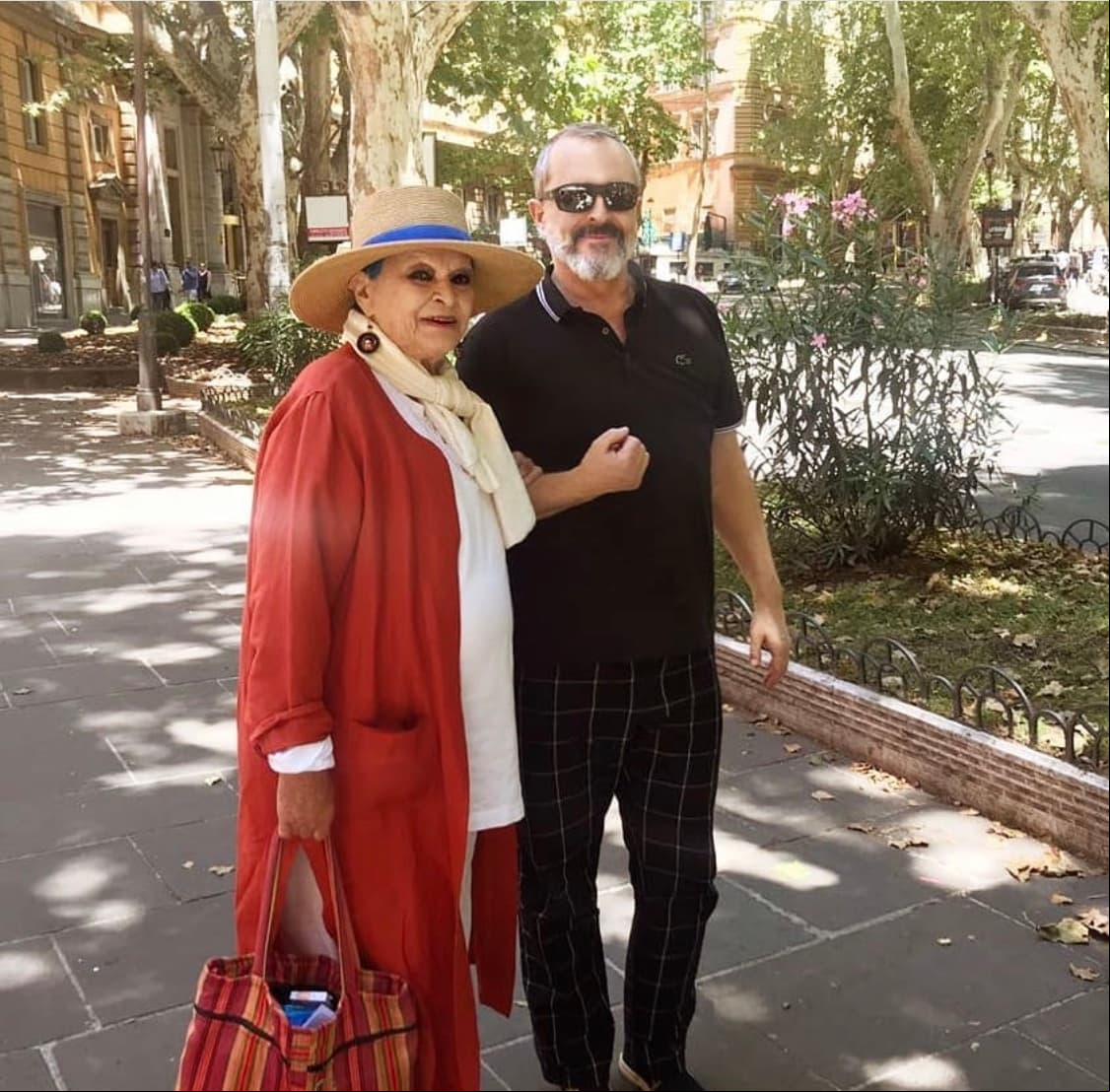 Miguel Bosé no solo es un cantante con un gran nivel de reconocimiento por su extensa carrera, sino por haber sido hijo de dos grandes figuras; el torero Luis Miguel 'Dominguín' y la actriz italiana Lucía Bosé, quien falleció el 23 de marzo de 2020, en Segovia, España, a causa de las complicaciones que desarrolló después de contraer Covid-19.