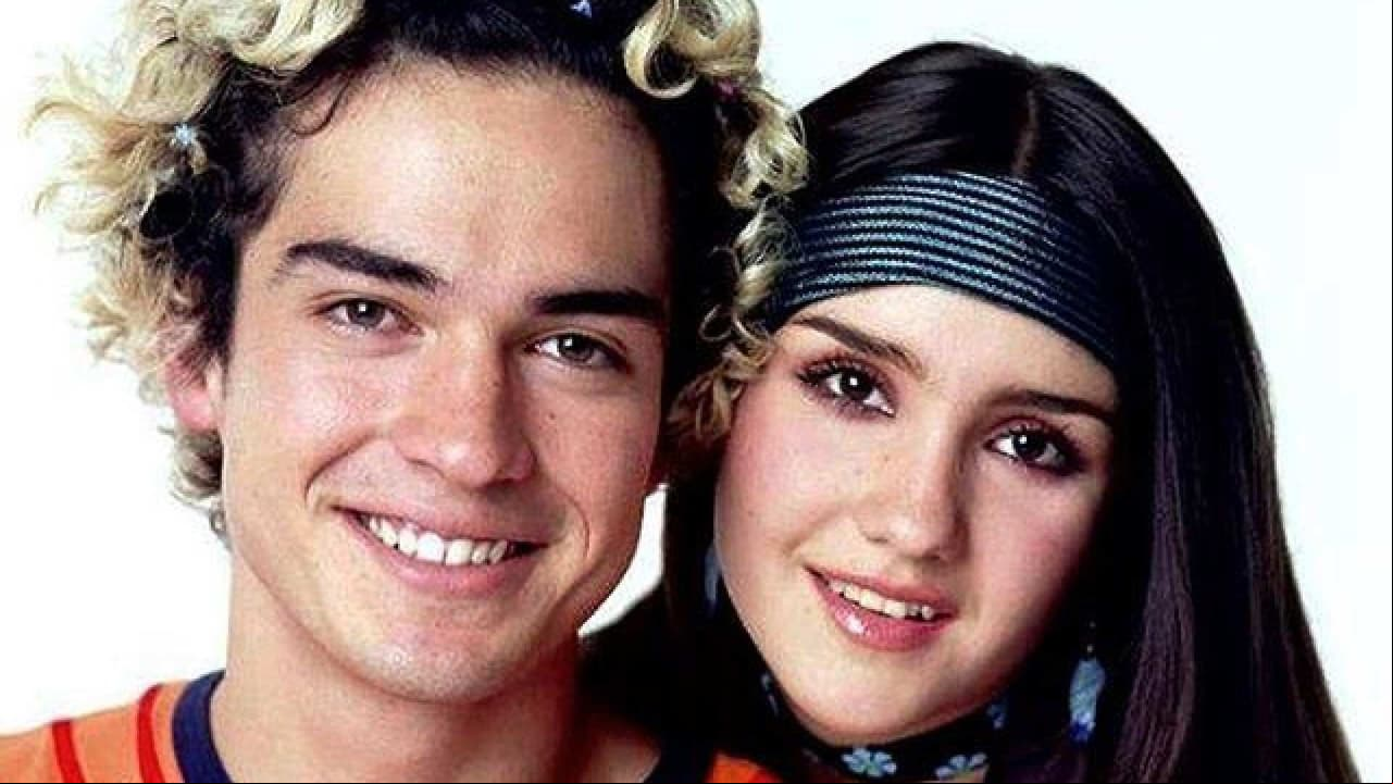 Beso de Marcela y Juan David en Clase 406