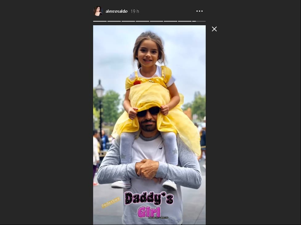 En sus historias de Instagram, la esposa de Eugenio Derbez mostró que Aitana no solo disfrutó de los espectáculos, sino también explotó su lado extremo y se subió a gran parte de los juegos mecánicos de Disneyland.