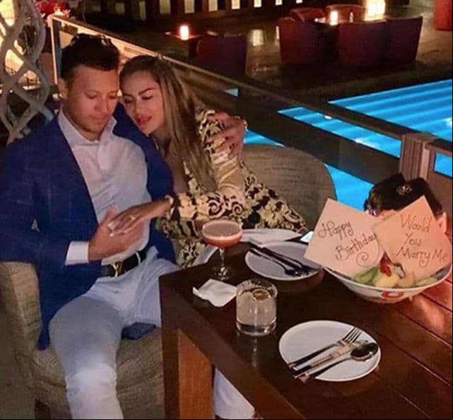 El conflicto comenzó cuando Larry Ramos invitó a Alejandra Guzmán a una ‘red de negocios piramidales’ con la promesa de hacer crecer su fortuna. Y aunque la cantante entregó la suma acordada, jamás le fueron entregadas sus ganancias tal como el empresario prometió.