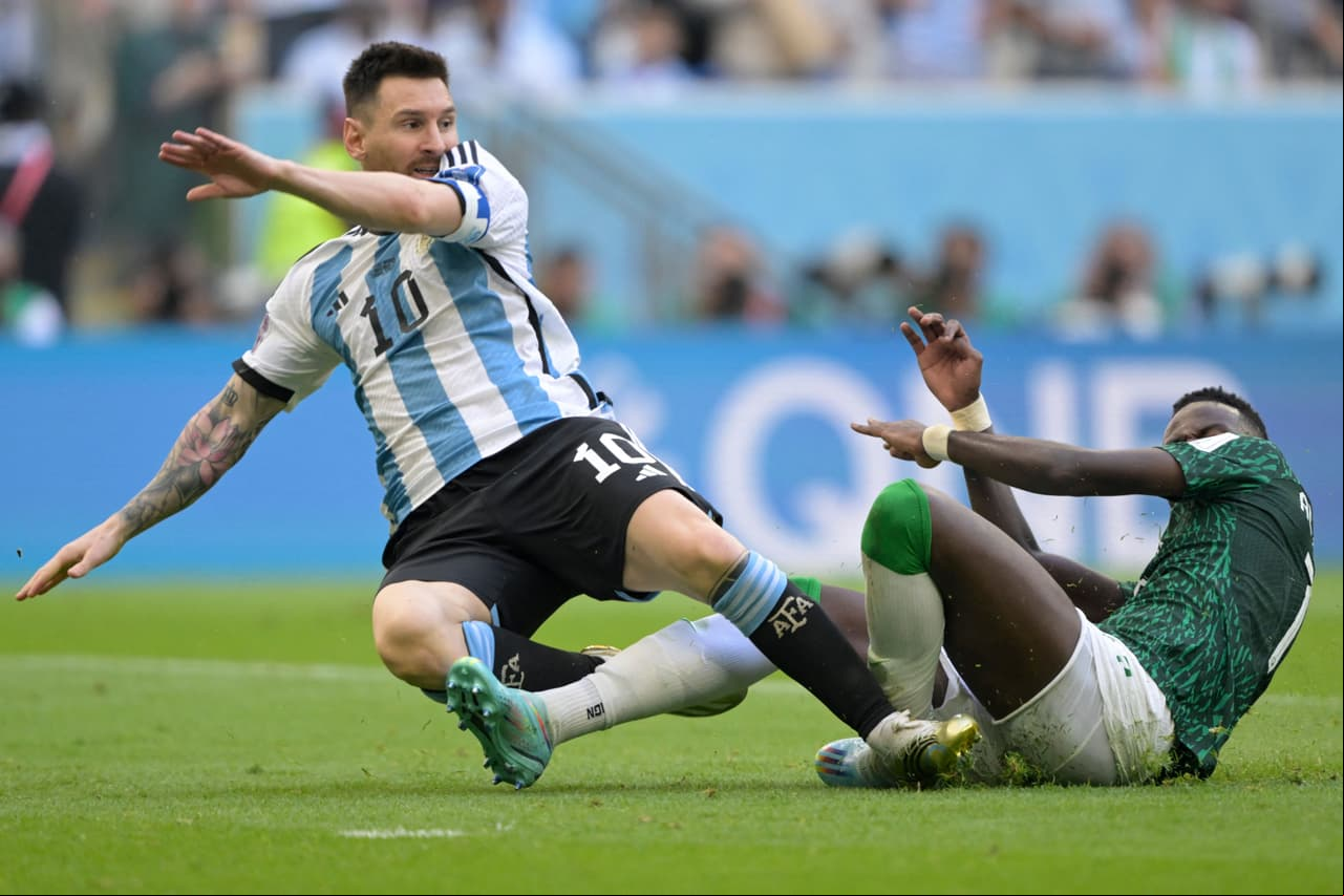 Arabia Saudita logra un triunfo histórico al vencer al equipo de Argentina con todas sus estrellas.