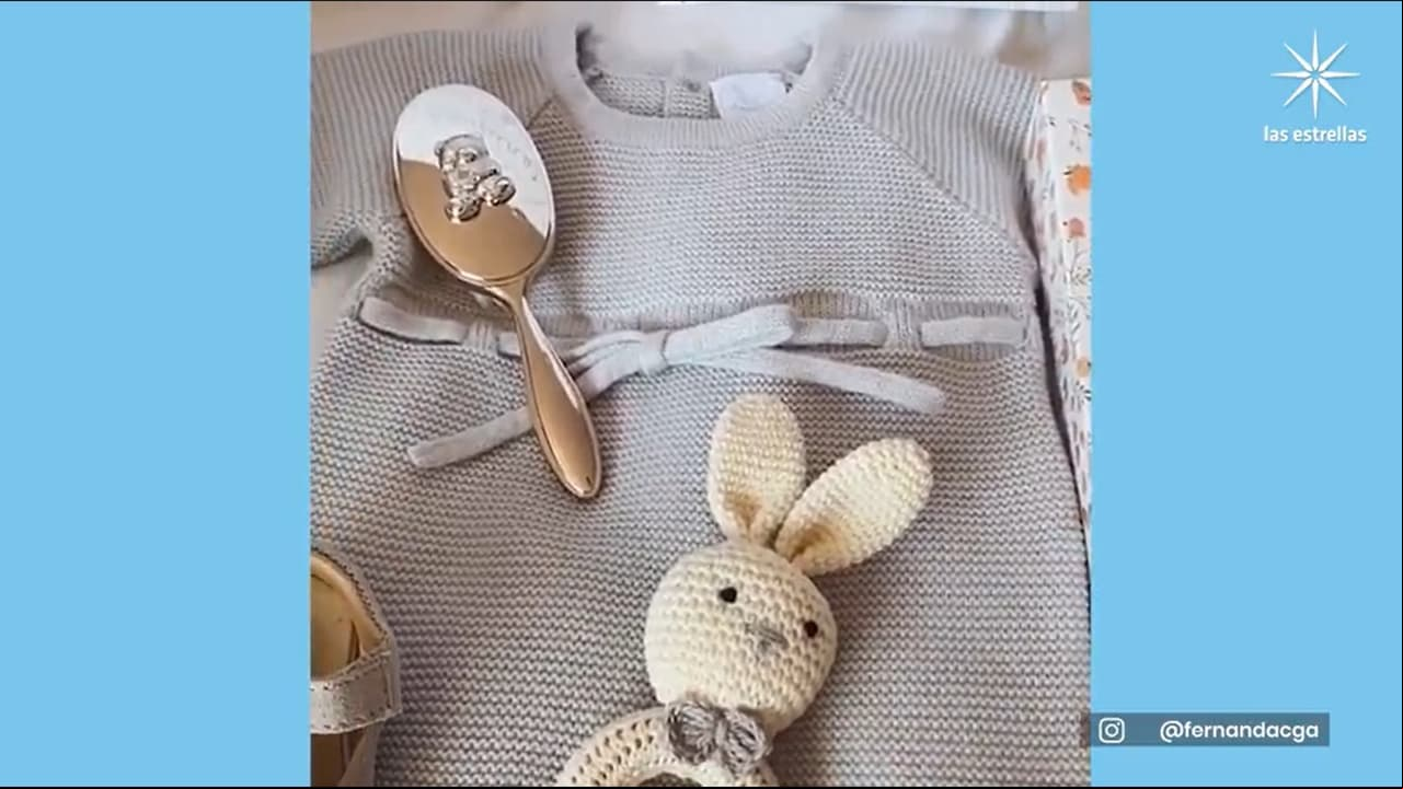 A través de su cuenta oficial de Instagram, la estrella de cine y televisión compartió que le han enviado muchas prendas para su pequeño, hecho que incluso la ha conmovido casi hasta las lágrimas.