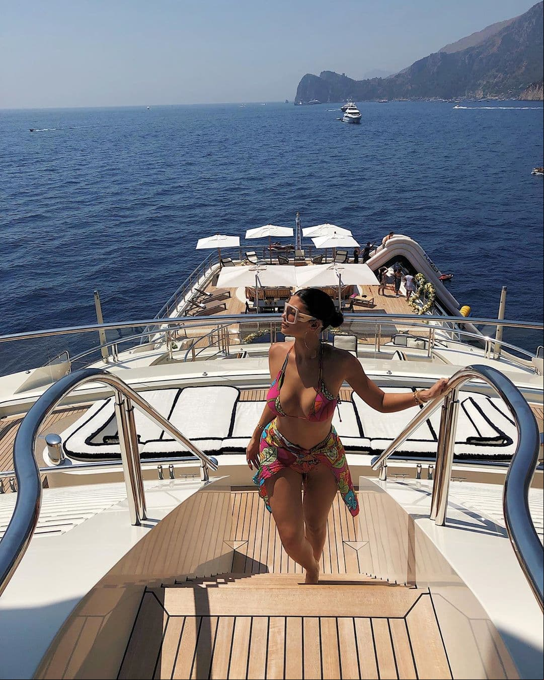 De acuerdo con TMZ, Kylie estaría pagando 1.2 millones de dólares por semana en la renta del yate Tanquility, además del costo del combustible y la propina para la tripulación conformada por 29 personas.