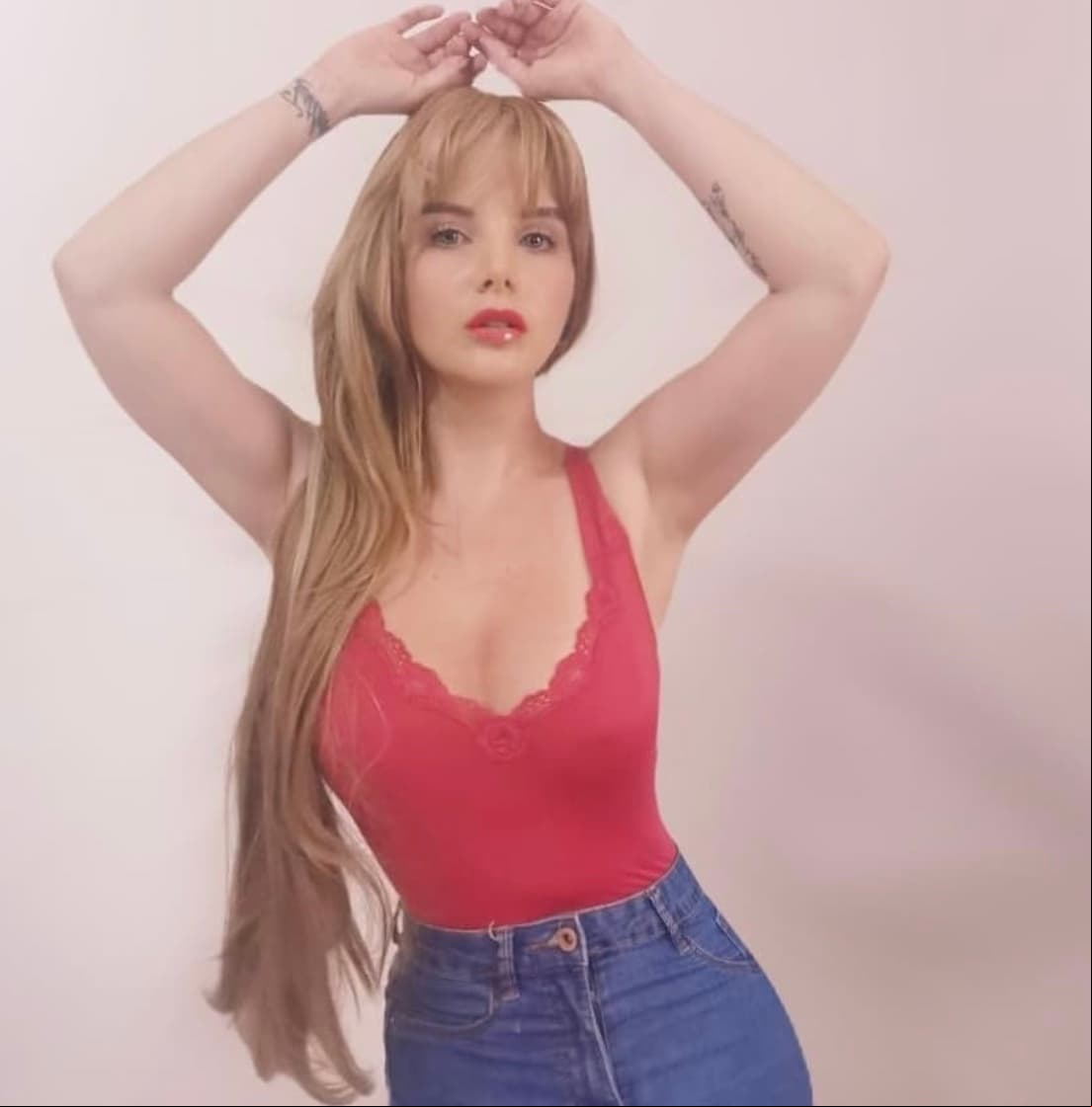 Cuestión que sus seguidores han agradecido al dedicarle halagos y comentarios positivos, incluso llegando a compararla con una famosa muñeca: "Más hermosa que nunca", "Maravillosa", "Te ves mucho más bonita con este tono" y "Una Barbie".