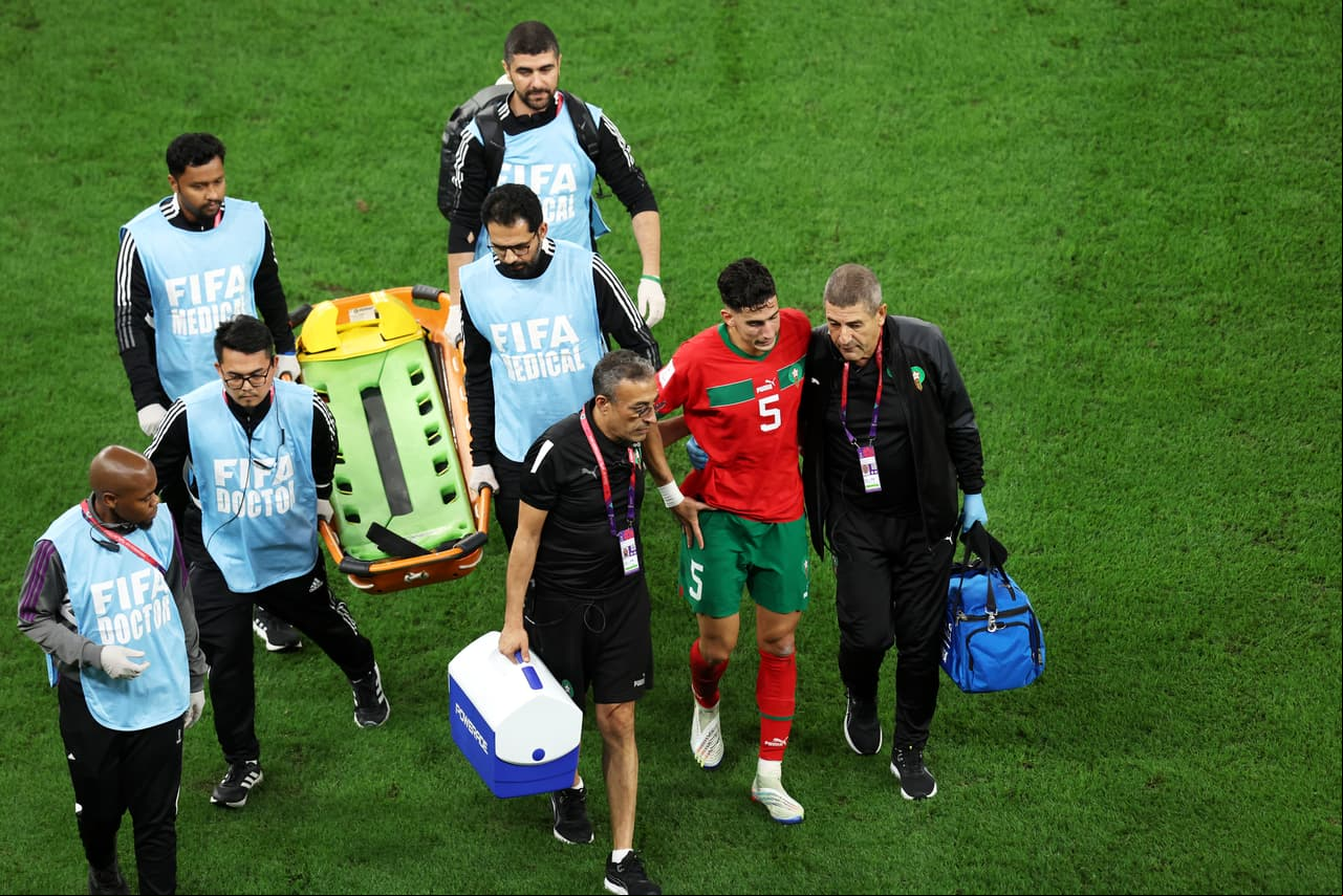Nayef Aguerd salió lesionado del partido.