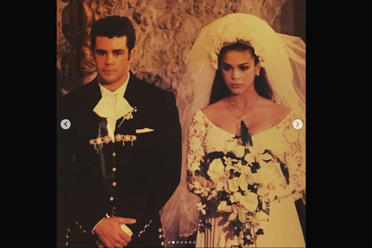 Biby y Eduardo se conocieron mientras formaban parte del grupo Timbiriche; sin embargo, el amor surgió hasta que protagonizaron ‘Baila conmigo’ en 1992.