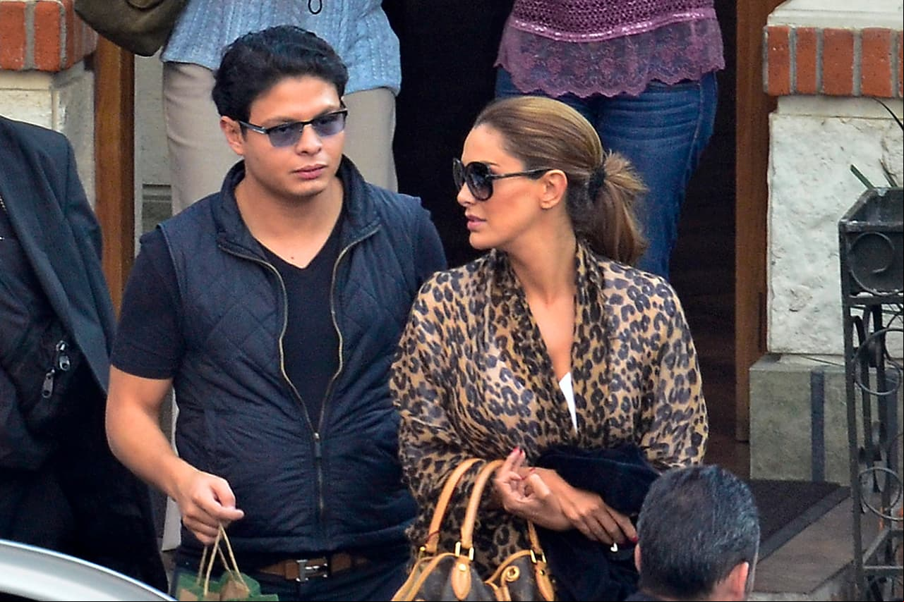 Ninel Conde y su conflicto con Giovanni MedinaNinel y Giovanni estuvieron en el ojo del huracán ya que la cantante y su ex la pasaron el 2020 en los juzgados, luego que la cantante denunciara legalmente a su ex por no dejarle ver a su hijo. Entre acusaciones, la expareja sigue enfrascada en dimes y diretes sin que hasta la fecha haya una solución al caso. Ninel sigue sin ver físicamente al pequeño Emmanuel.