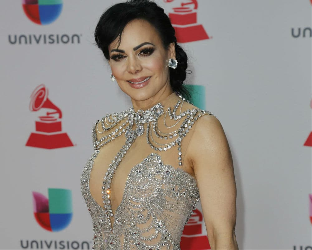¡Maribel Guardia provoca calor con tremendo vestido!