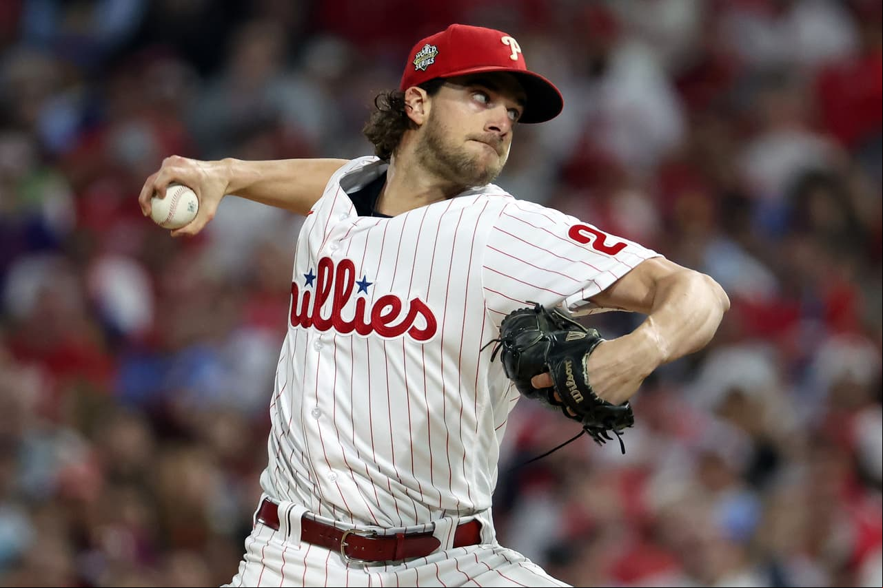 Aaron Nola #27 en el primer lanzamiento contra los Astros de Houston durante la primera entrada del Juego Cuatro de la Serie Mundial 2022.