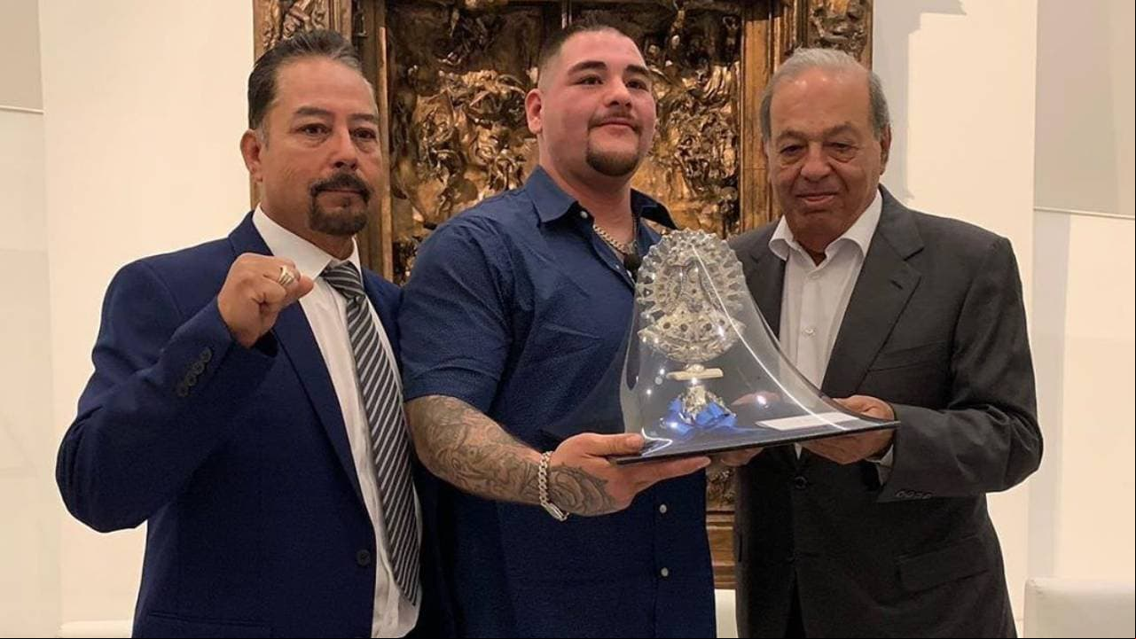 Se empezó a rodear de grandes personalidades y empresarios. Todos querían hablar con el campeón.