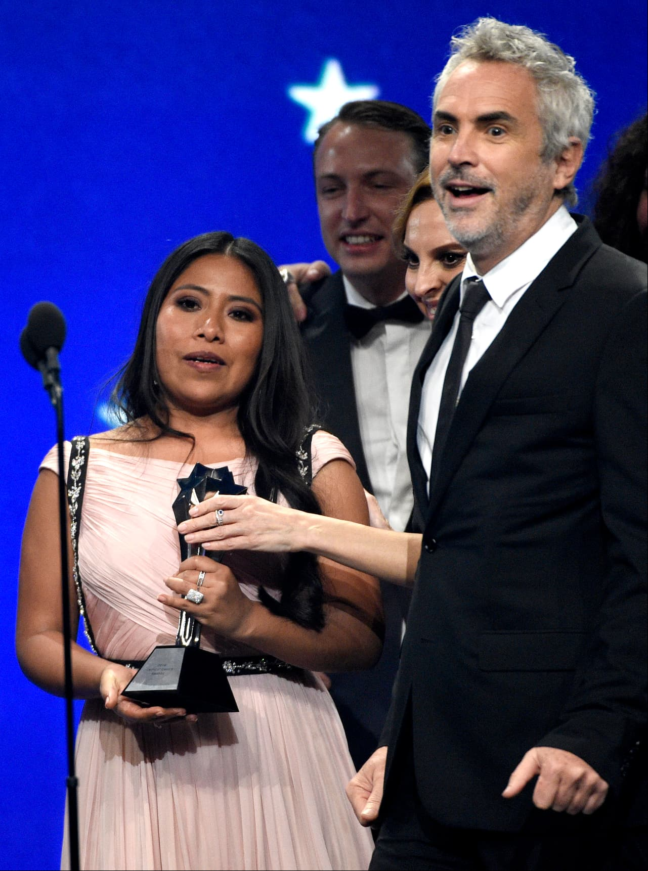 La protagonista de la cinta mexicana Roma, desfiló por la Alfombra Azul del teatro The Barker Hangar en
<b> </b>Santa Mónica, California.