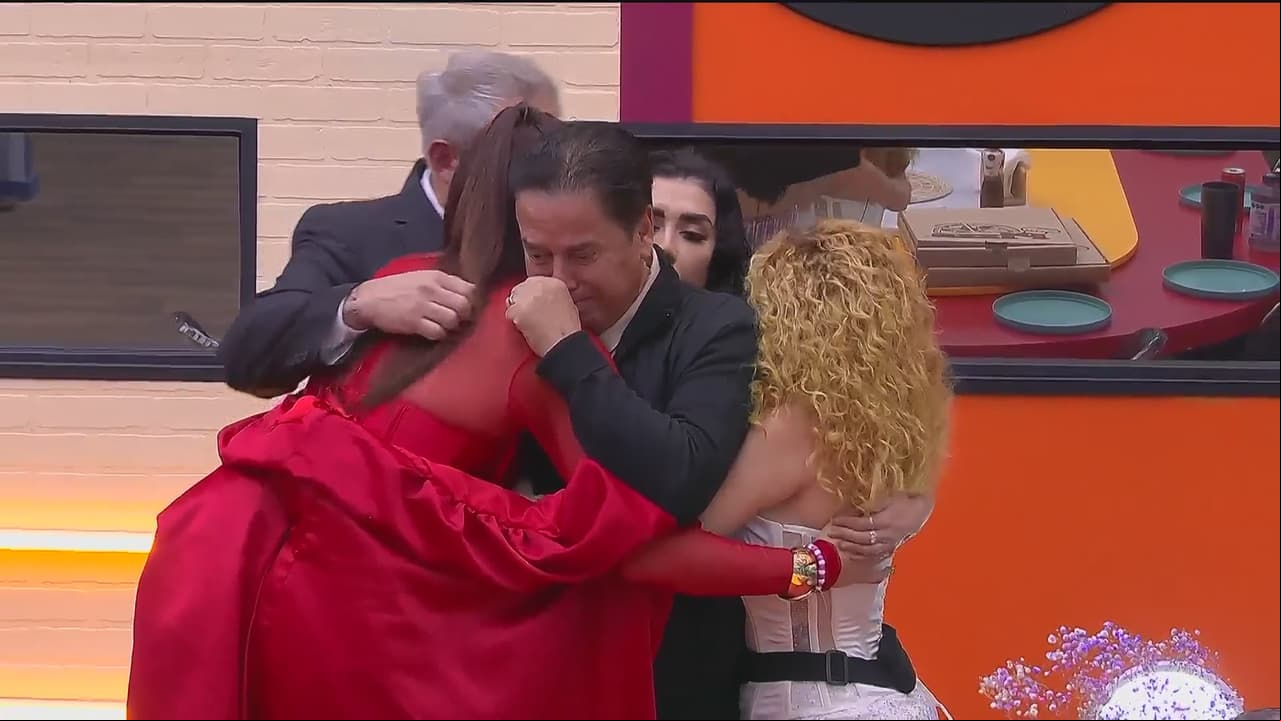 Cuarto Mar consuela a Mario Bezares tras reencuentro con Paul Stanley