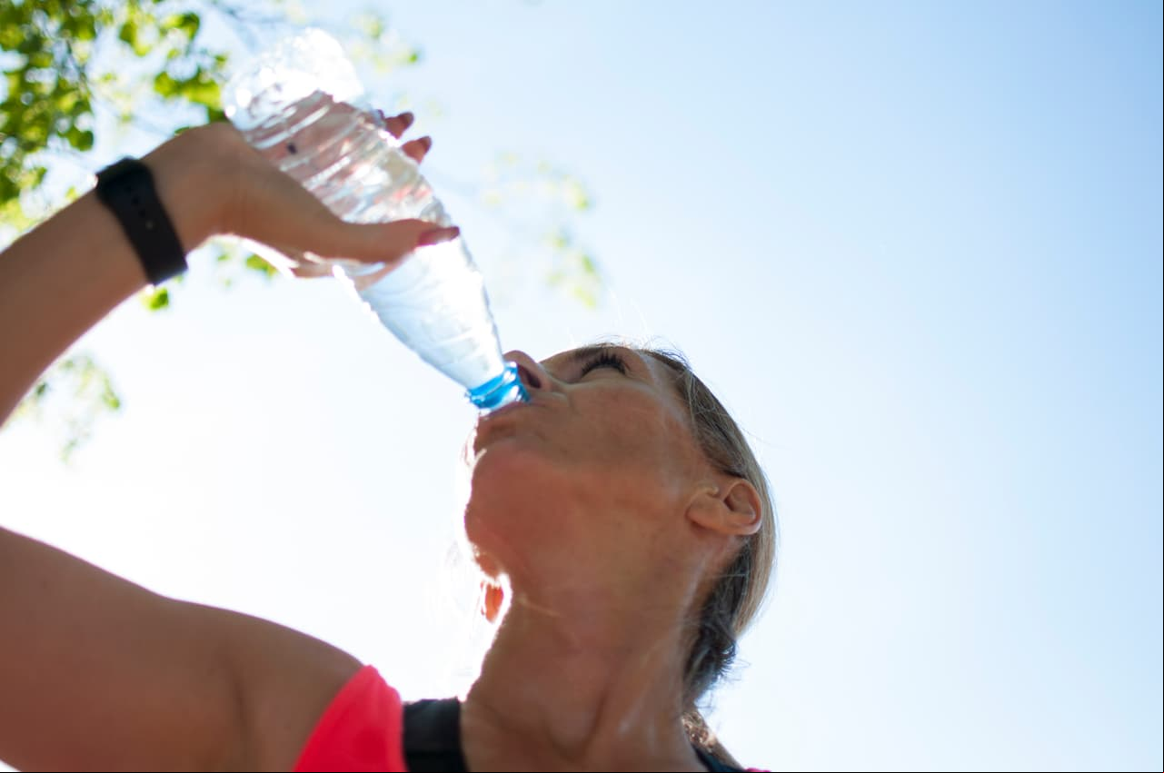 Enfriamiento. Si realizaste mucho esfuerzo o pasaste muchas horas en el gimnasio, deja que tu cuerpo se enfríe y toma mucha agua. Así evitarás enfermedades.
