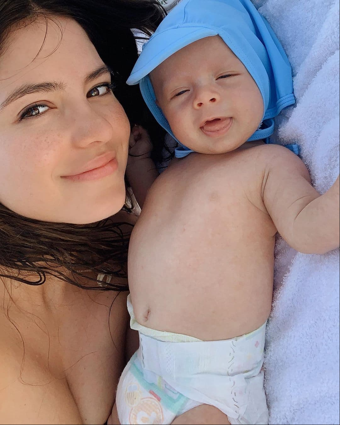 El pequeño Noah usó una gorra azul para protegerlo del calor.