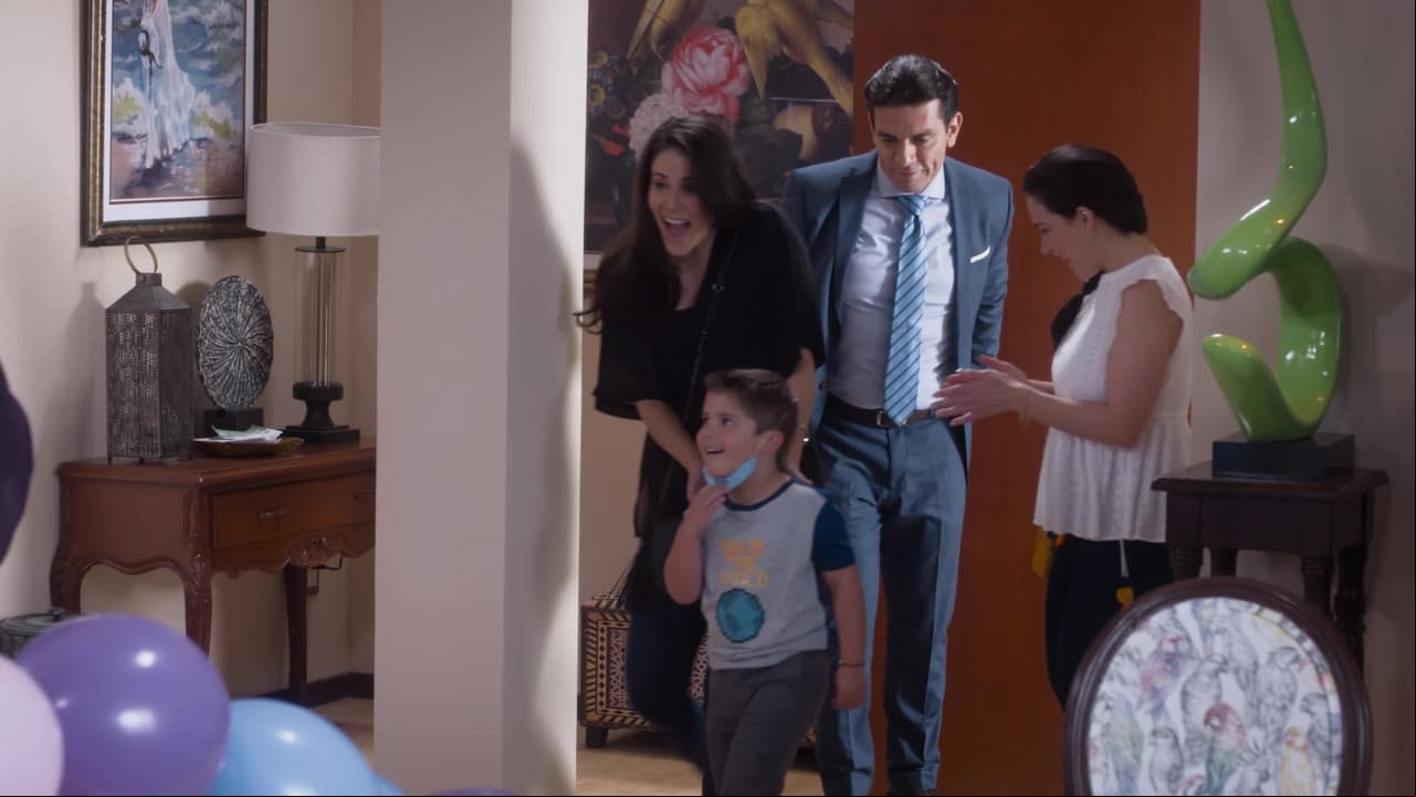 A su llegada a casa, su familia lo espera con un gran recibimiento.