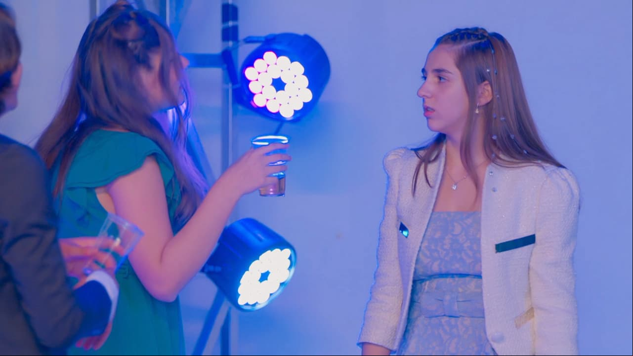 Momentos después, 'Danna' ve que 'Larissa' está borracha, así que le ruega dejar de beber, pero ella no quiere.