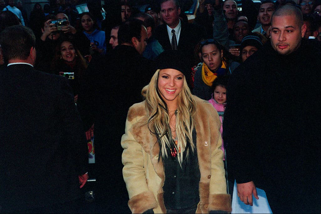 Fue así como Shakira conquistó América Latina y Estados Unidos con inolvidables y románticos temas como: ‘Estoy Aquí’, ‘¿Dónde Estás Corazón?’, ‘Pies Descalzos’, entre otros. Pronto, sus canciones sonaban en las radios de México y Sudamérica.