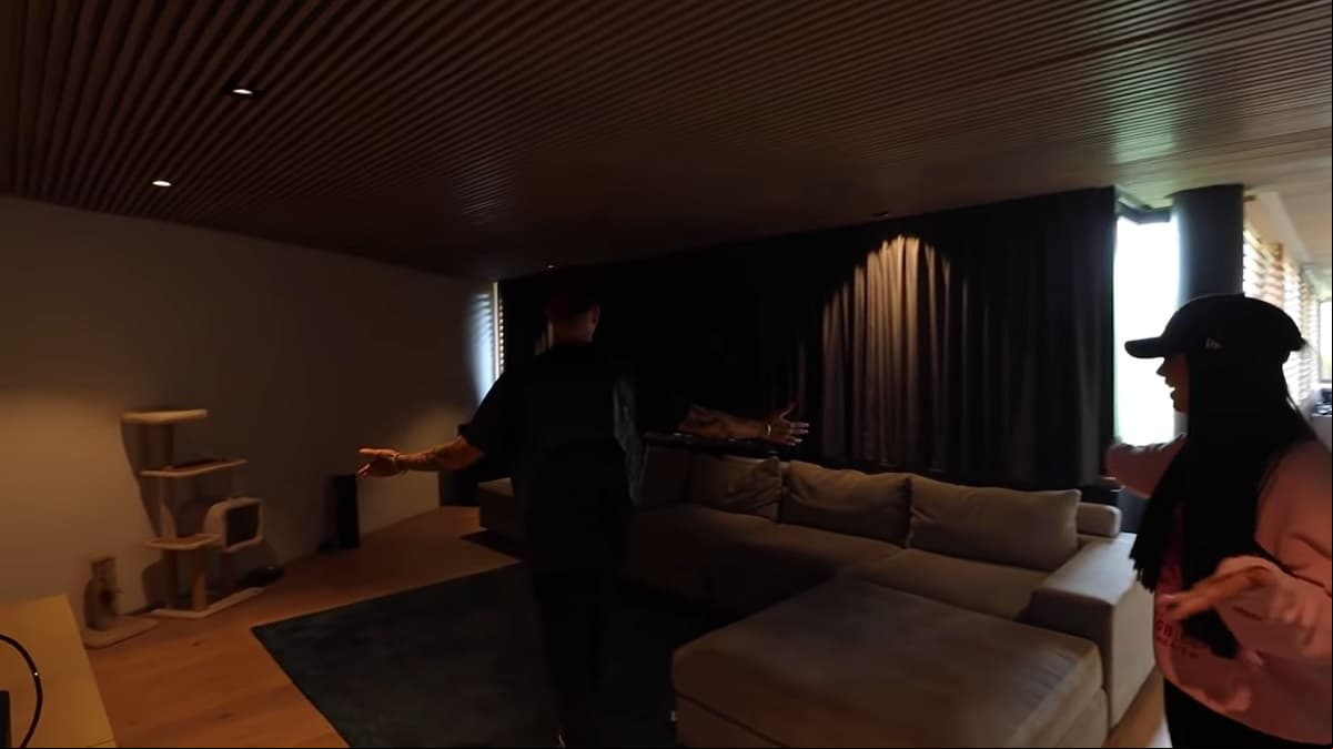 La mansión de los cantantes cuenta con una sala de cine, en la que además de cómodos sillones, tiene un frigobar y toda clase de consolas.