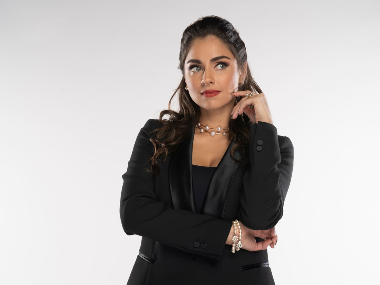 Una villana siempre se caracteriza por mostrar las dos caras de la moneda y, en "Amar a Muerte", Claudia Martin dará mucho de qué hablar con sus sensual look.