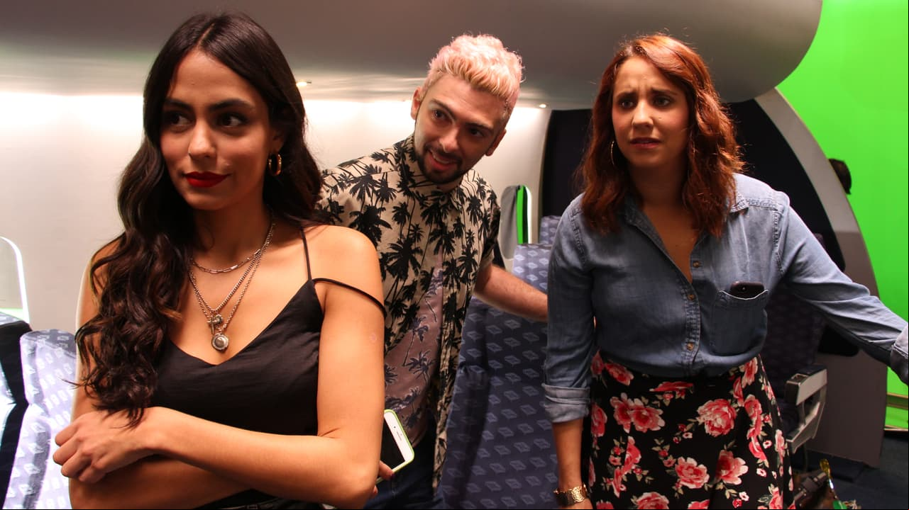 María, Ana y Lolo de "Mi lista de exes" preparando el crossover en el avión de Lorenza.