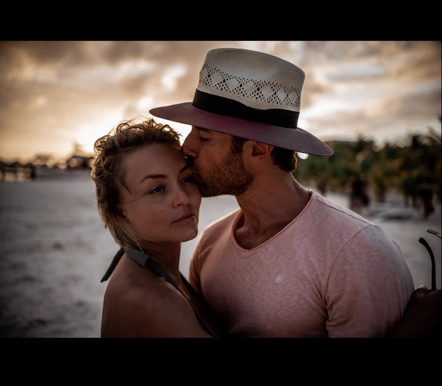 “No necesito un día para recordarte lo mucho que te amo. ¡Son 365 días llenos de oportunidades para hacerte sentir lo mucho que me importas! ¡@sebastianrulli GRACIAS por los mejores años de mi vida! ¡TE AMO CON TODO MI SER!”, compartió la estrella de ‘Amar a muerte’.