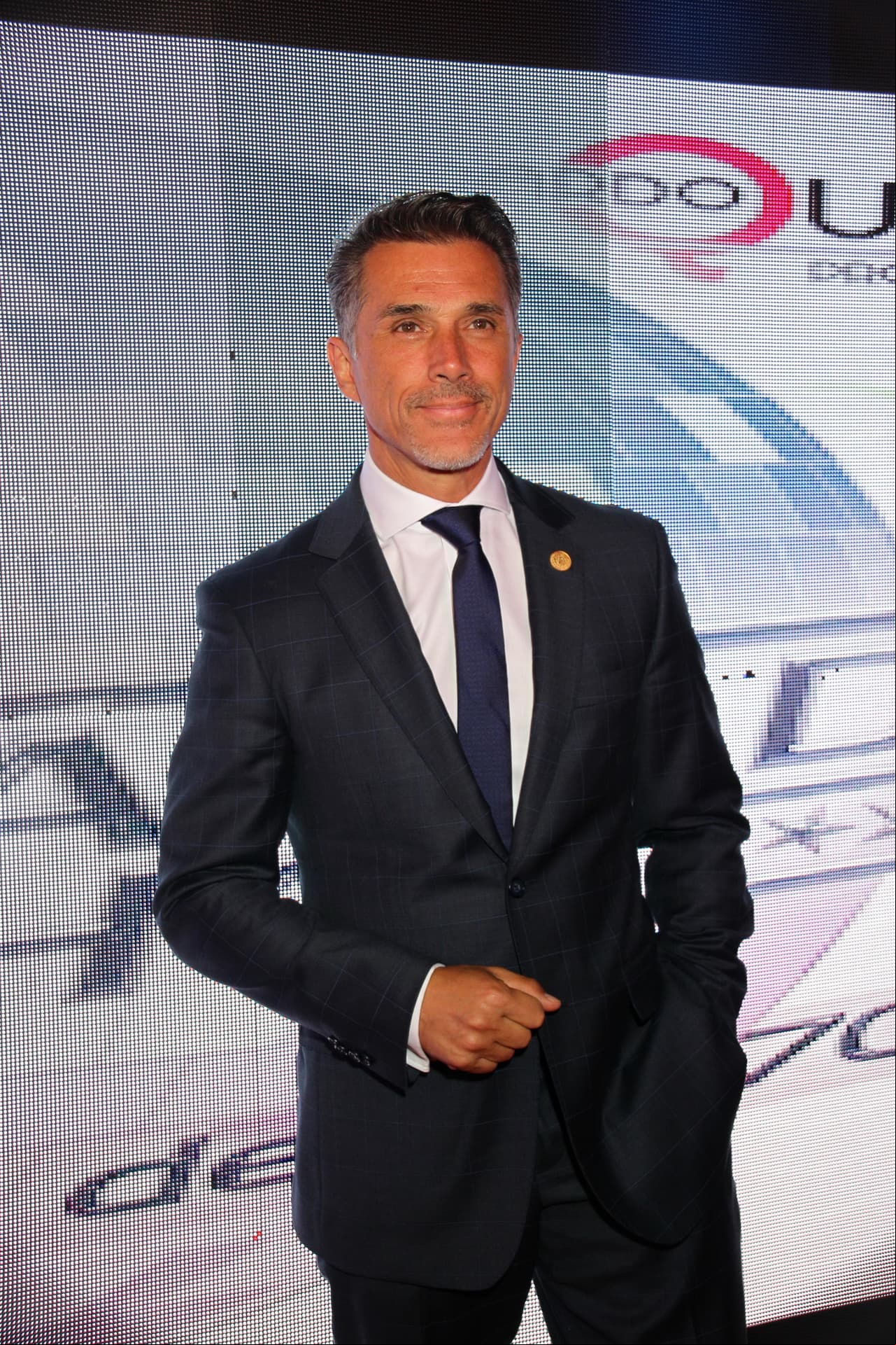 Sergio Mayer, quien fue el encargado de anunciar el lamentable deceso de su amigo, también le dedicó emotivas palabras a través de un video que publicó en Twitter. “Estoy lastimado, devastado por la pérdida de un gran amigo, un hermano porque hay hermanos que son de sangre y hay hermanos que se escogen para la vida y él era mi hermano porque así lo decidimos los dos. Comparto con ustedes la lamentable pérdida de mi hermano Xavier Ortiz, que mucho de ustedes lo conocen como ‘El Conejo’. Compañero y hermano de Garibaldi. Te amo Xavier”, precisó.