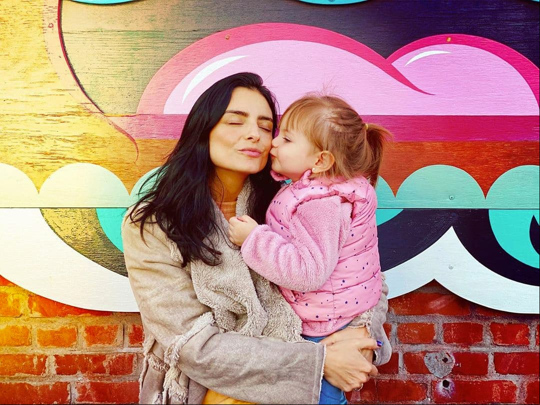 Dos días después, la actriz y empresaria subió una fotografía con Kailani dándole un beso, recibiendo múltiples respuestas, destacando las palabras de Mauricio, quien colocó varios emojis con corazones en los ojos.