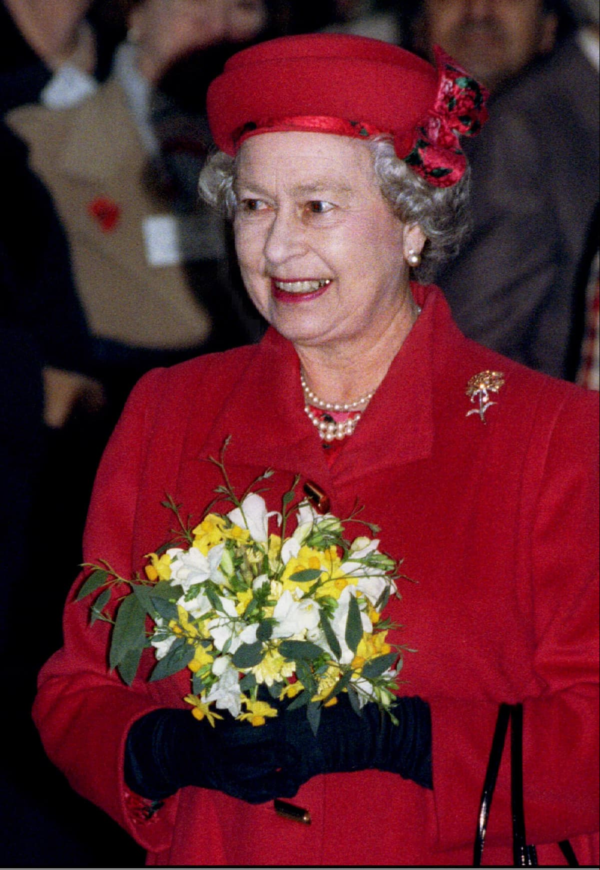 El rojo también fue uno de los colores que usó con frecuencia. Para la apertura de una nueva pasarela en el Hay's Galleria, al sur de Londres, en noviembre de 1994, la Reina portó un abrigo de ese color, al igual que el sombrero, además de usar un prendedor a la altura de su hombro izquierdo. De acuerdo con lo que expuso la psicóloga Lara Ferreiro al diario ABC, este es un color que "representa el calor, la llama o la fuerza, y está asociado a personas con mucha estimulación y valentía".