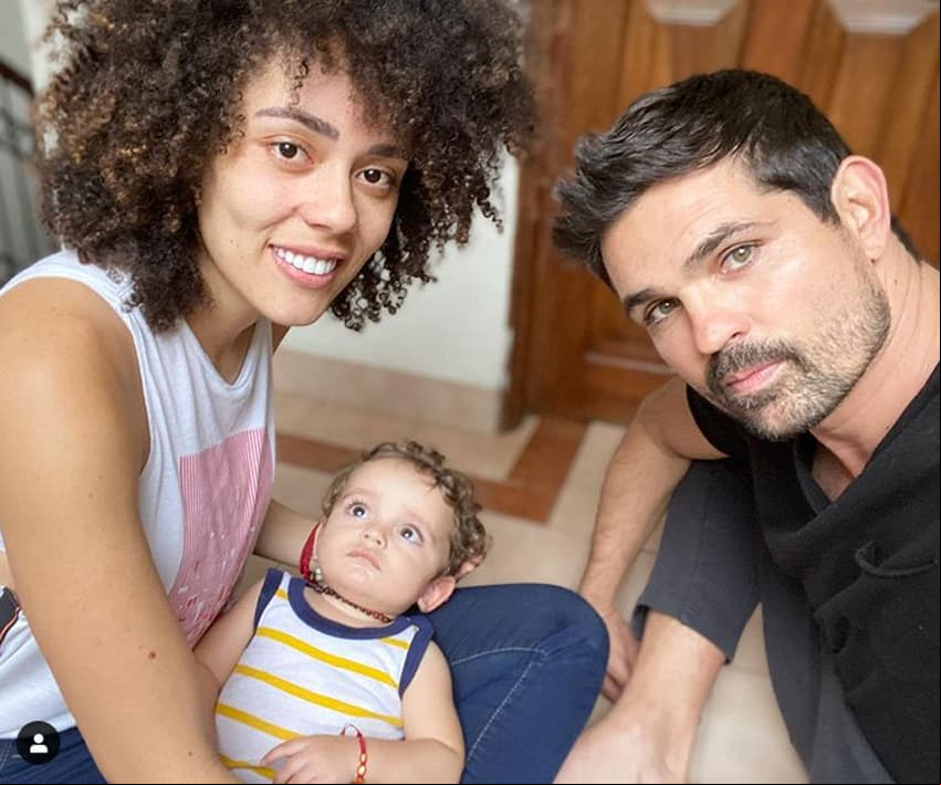 Tadeo, el hijo de Ferdinando Valencia y Brenda Kellerman que cumplirá un año el próximo 24 de abril, debutó en la actuación al formar parte del sketch ‘El mundo al revés’ en el programa de comedia ‘+Noche’ en compañía de sus padres.