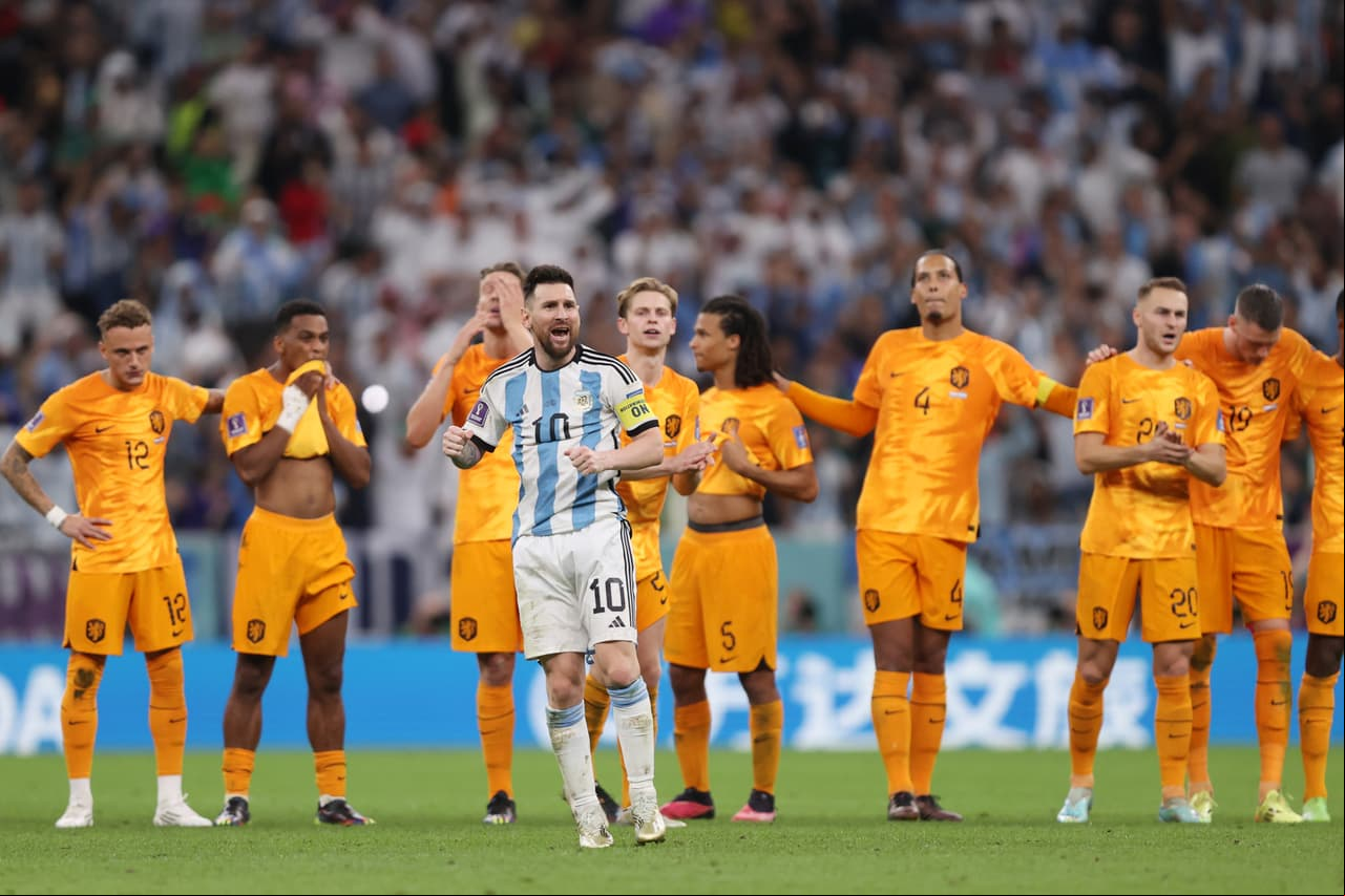Argentina y Holanda se enfrentaron en tiempos extra y definieron en tanda de penaltis el pase a las semifinales donde la albiceleste consigue el boleto mientras que los Paises Bajos se convierten en el primer equipo que los pamperos eliminan en instancia de tiros de castigo.
