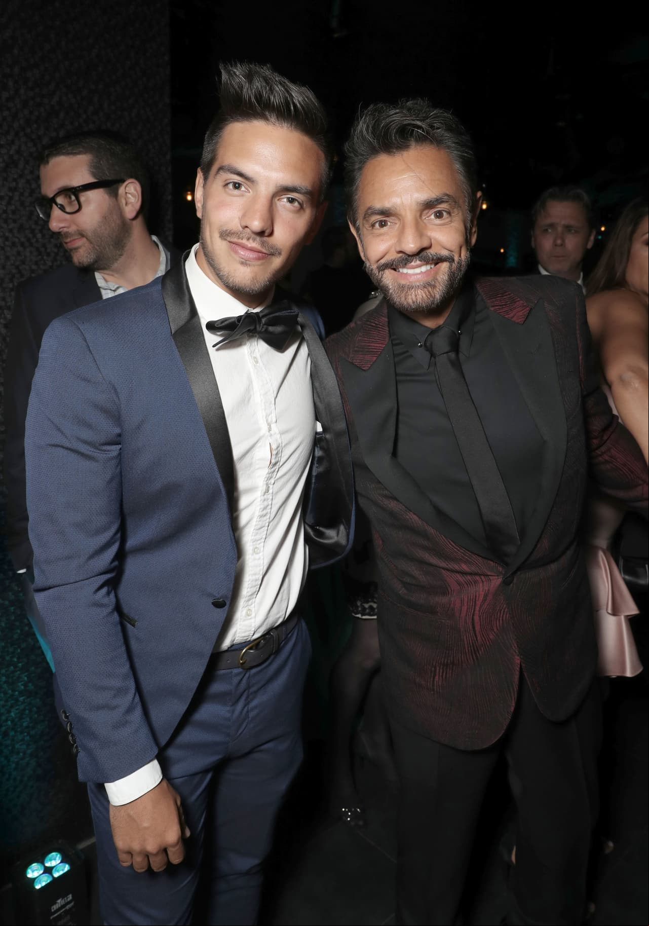Aquí posando con su retoño, Vadhir Derbez.