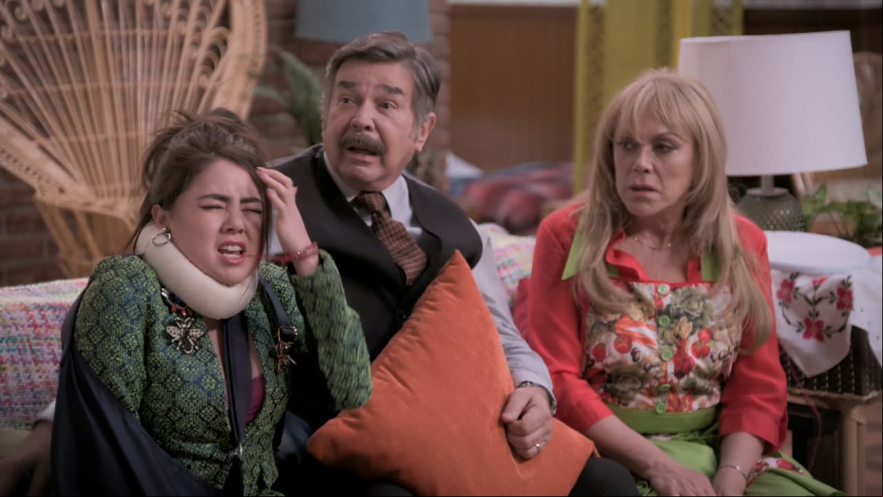 Martina en realidad era una botarga que bailaba afuera de una farmacia, pero deja de trabajar después de que es lesionada por Justito, cuando éste la derriba para una escena que filma para la película del abuelo.