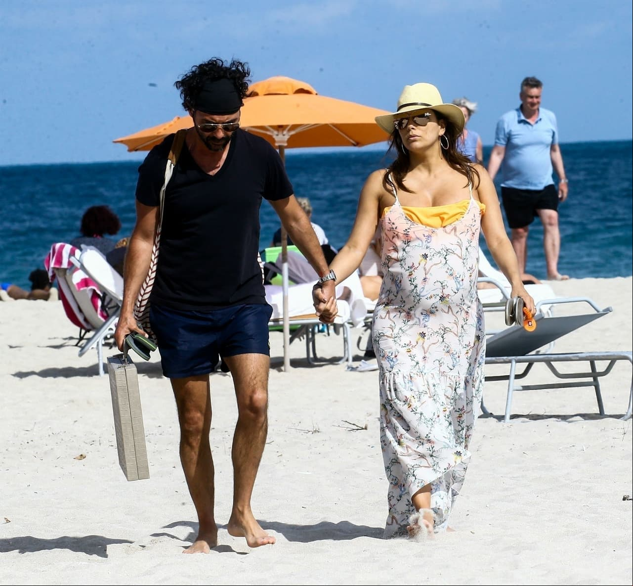 Al lado de su esposo José Bastón, la actriz Eva Longoria se relaja en las playas de Miami