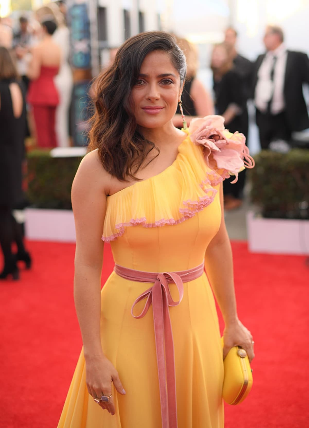 Así demuestra Salma Hayek que el amarillo es su color