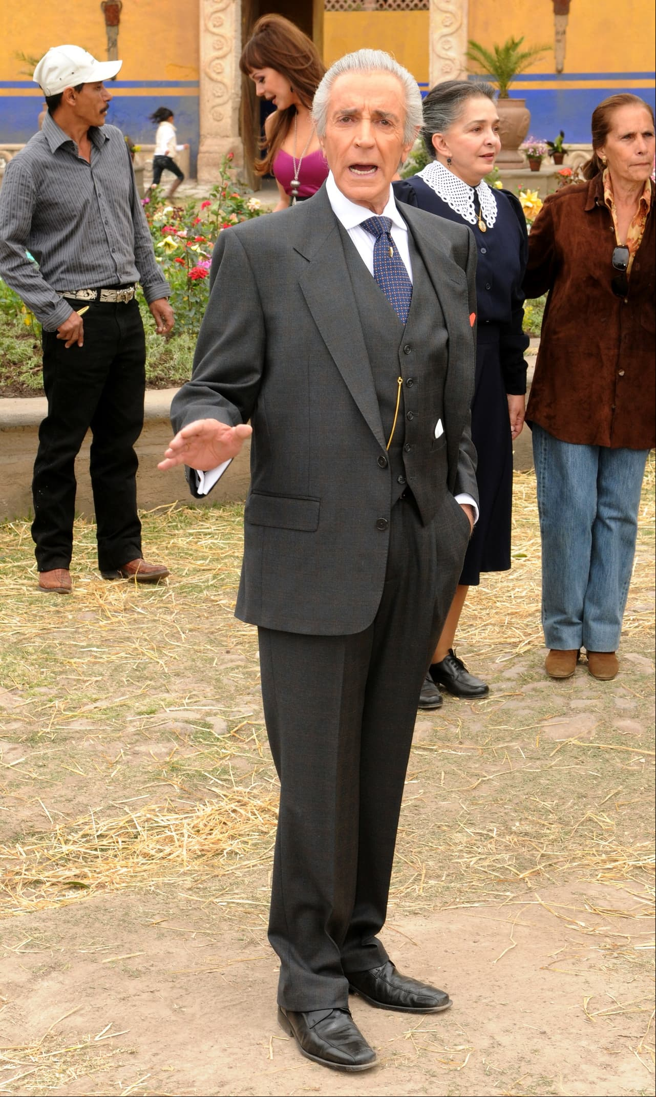 Julio Alemán interpretó a ‘Ernesto Galeana’ y ‘Soy tu Dueña’ fue la última telenovela que realizó en su carrera. El actor falleció el 11 de abril de 2012, debido al cáncer de pulmón que padecía.