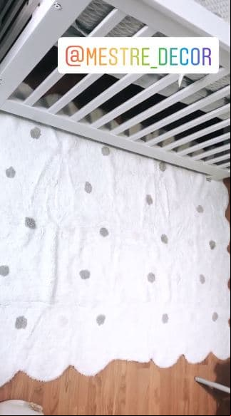 El tapete combina a la perfección con el resto de la decoración en tonos blanco con gris.