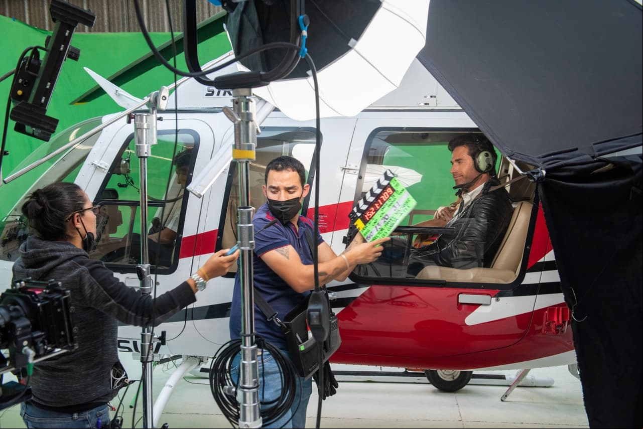 Mientras el equipo de producción alista y supervisa esta escena de acción...