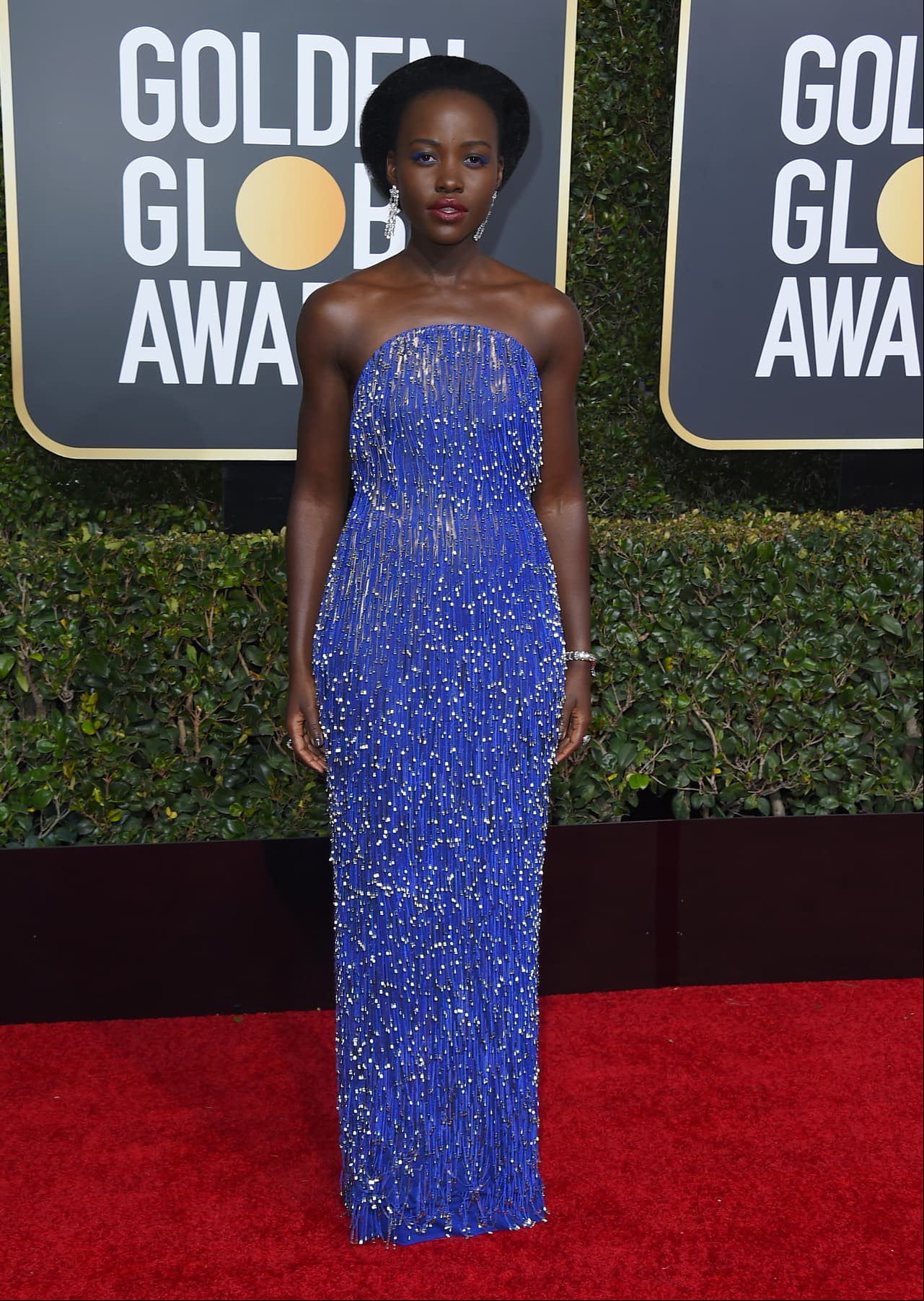 Lupita Nyong'o asistió a la ceremonia con un vestido de columna azul brillante con adornos en todo y diamantes Bulgari